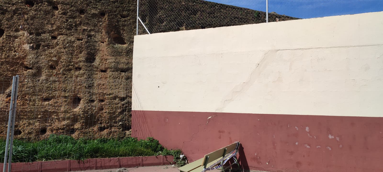 El consejero de Medio Ambiente visita Villajovita tras detectarse problemas de conservación en las murallas mariníes
