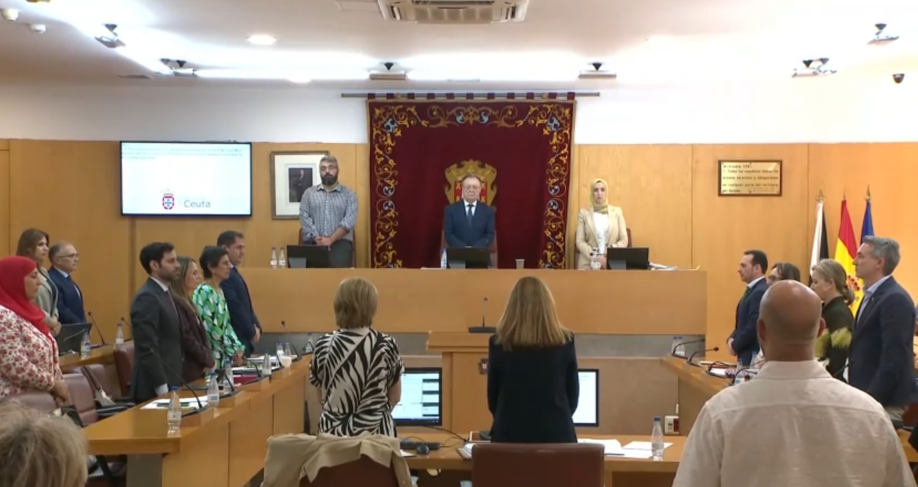 Vivas traslada sus condolencias por la muerte de cinco policías forales y el Pleno guarda un minuto de silencio