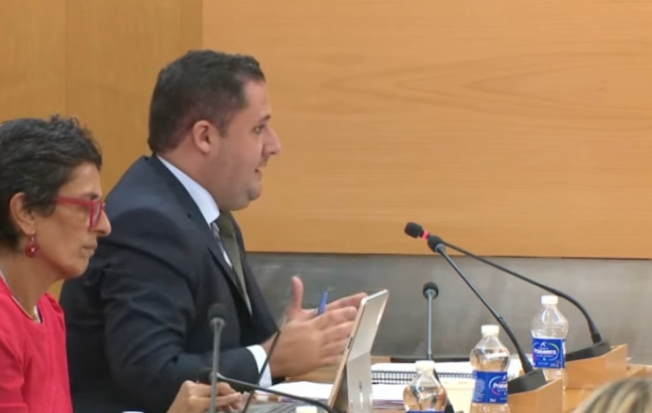 El futuro de más de 2.000 menores desata un duro choque en la Asamblea