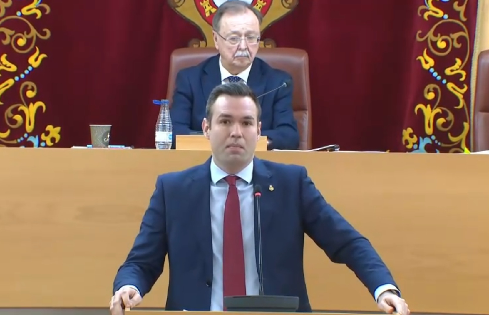La Asamblea cierra filas con Vivas y tumba la vía de una moción de censura planteada por Verdejo