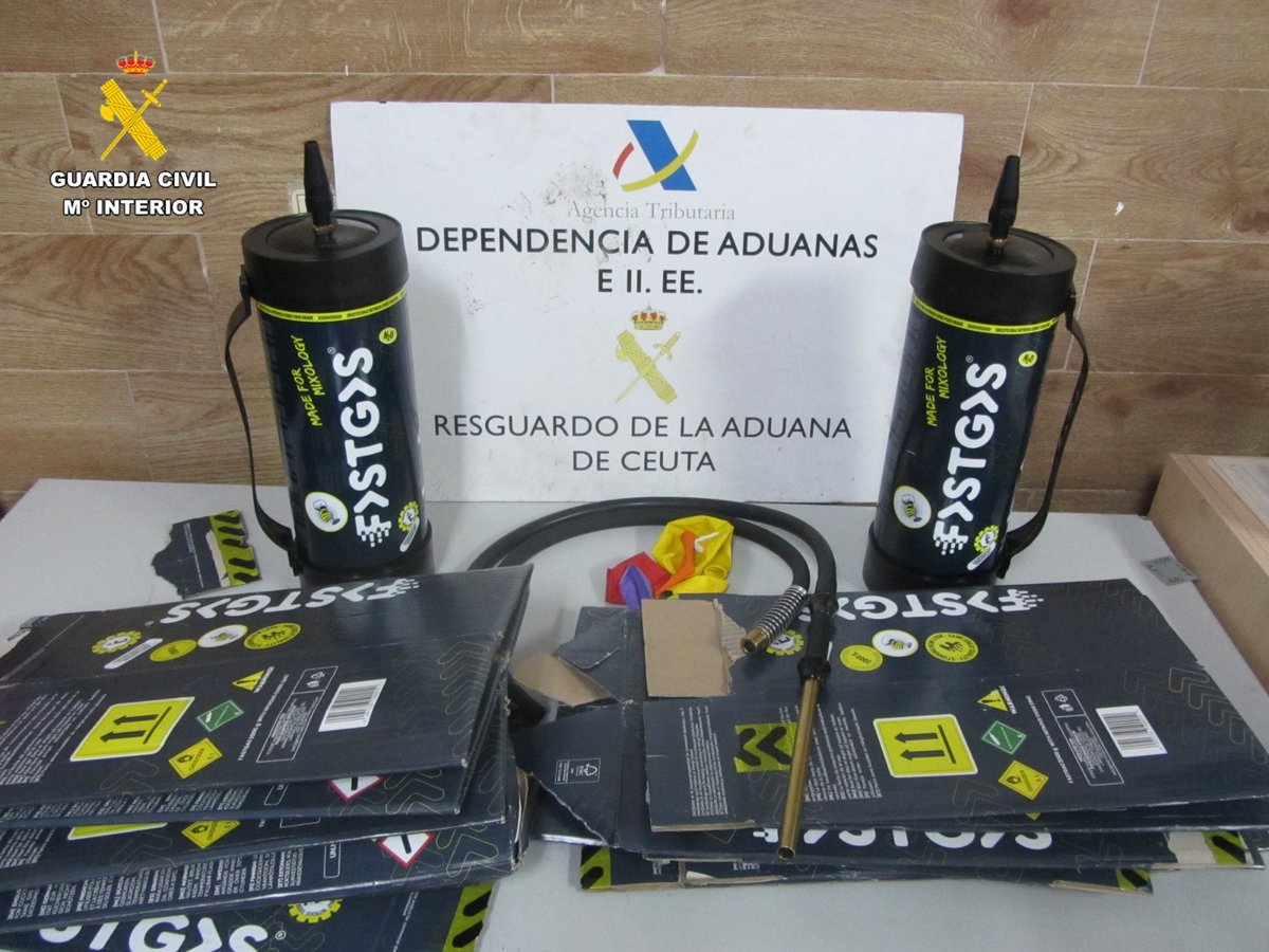 Dos detenidos con diversas botellas de óxido nitroso para su venta
