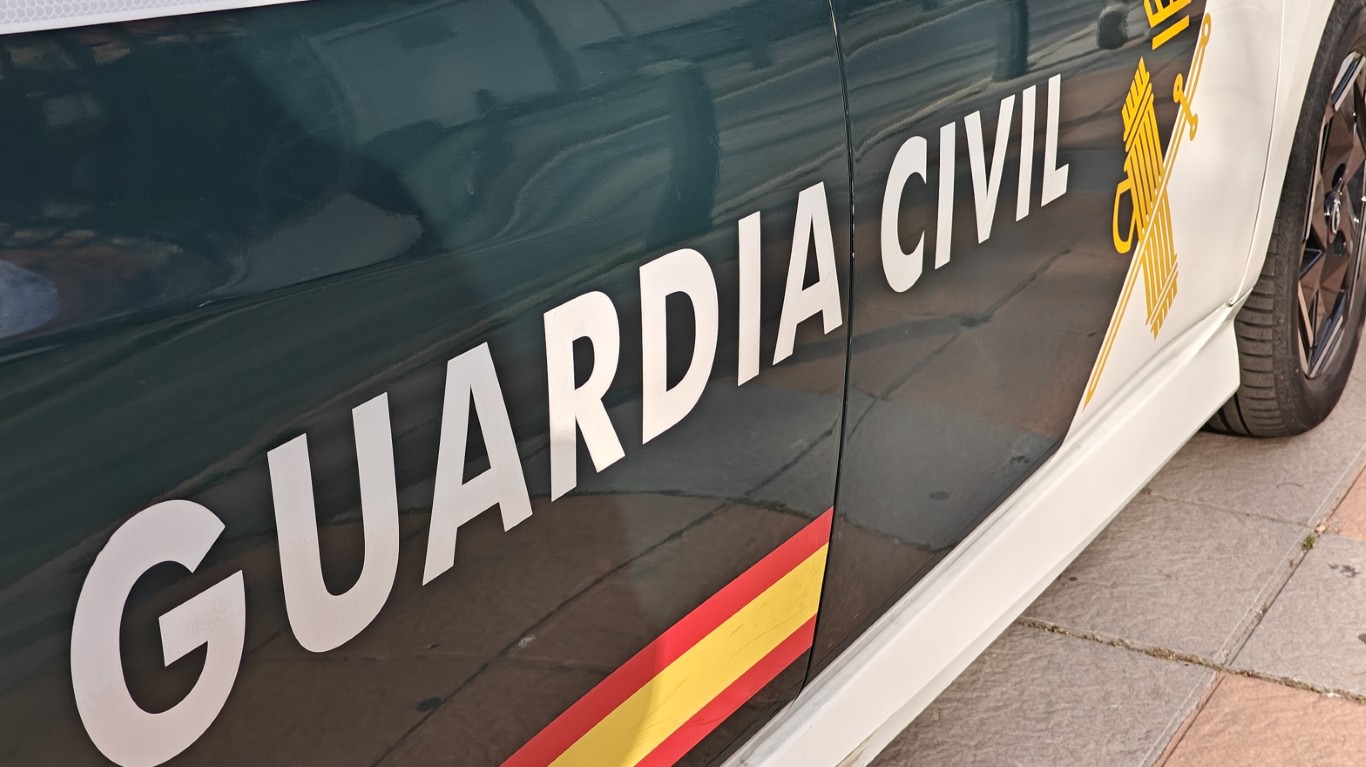 La Guardia Civil intensifica los controles a los vehículos de los feriantes en el Puerto de Ceuta