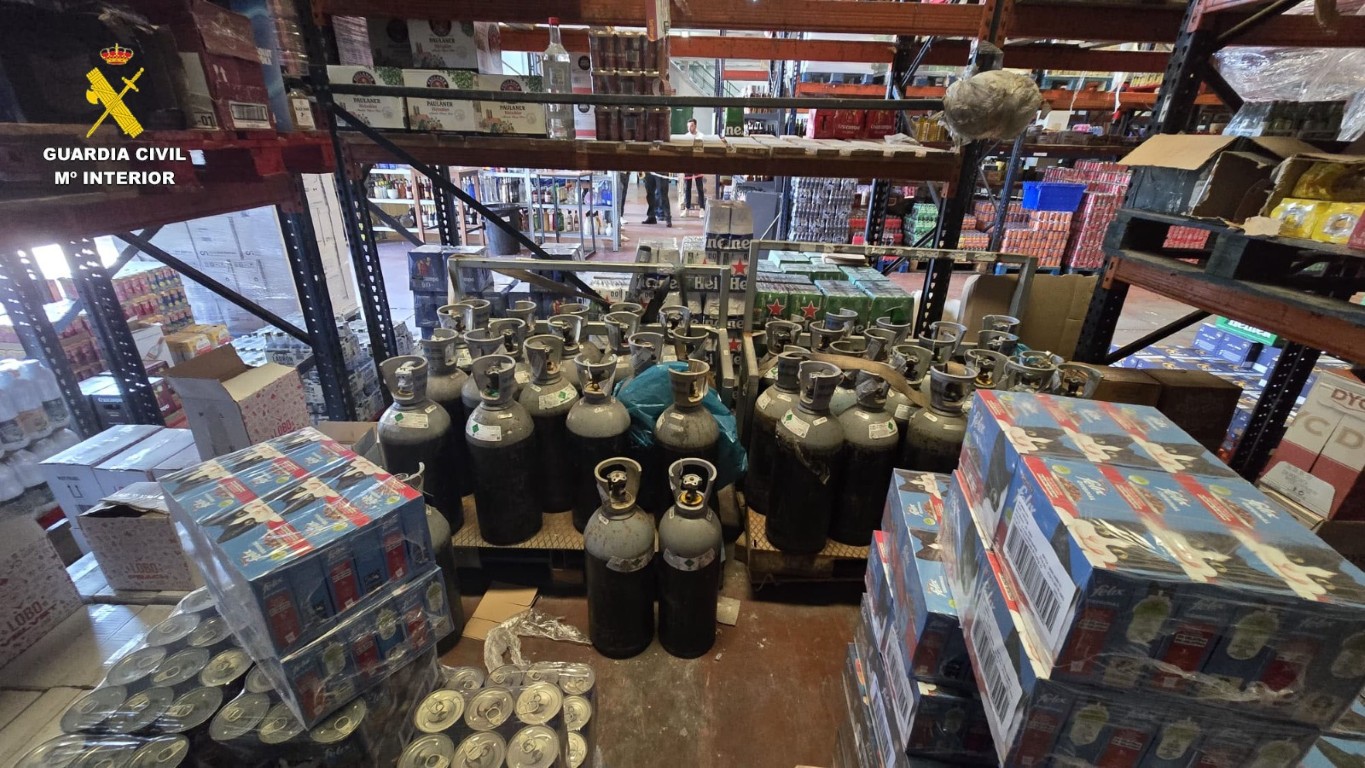 La Guardia Civil interviene más de 500 kilos de alimentos irregulares, drogas y un arma de fuego
