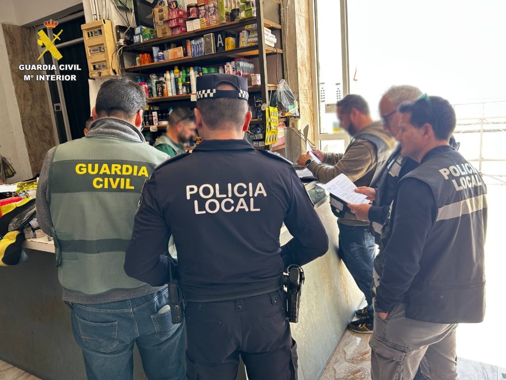 Precintado un local de alimentación en Ceuta y detenido su responsable tras hallar un arma con silenciador y droga