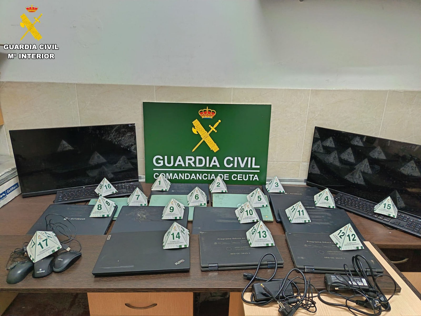 Recuperan en una cueva de Benzú 14 ordenadores portátiles robados de un colegio