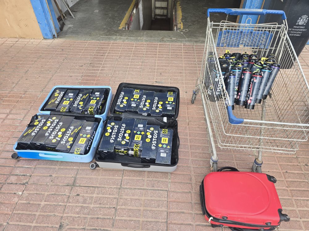 La Policía Local interviene 44 botellas de óxido nitroso y denuncia a tres personas por presunto contrabando en el puerto de Ceuta