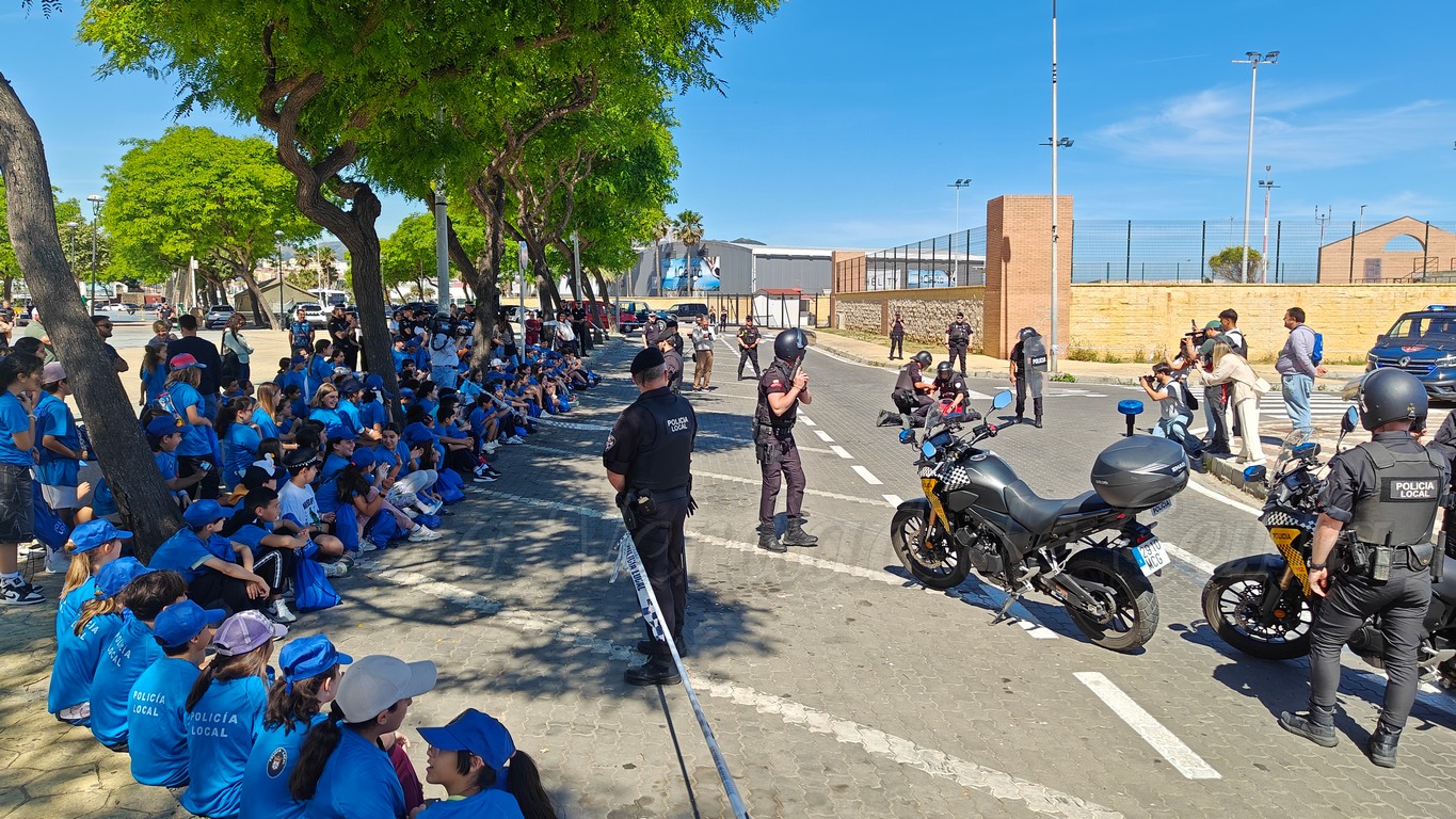 La Policía Local conquista a cientos de escolares con una espectacular exhibición en el Recinto Ferial