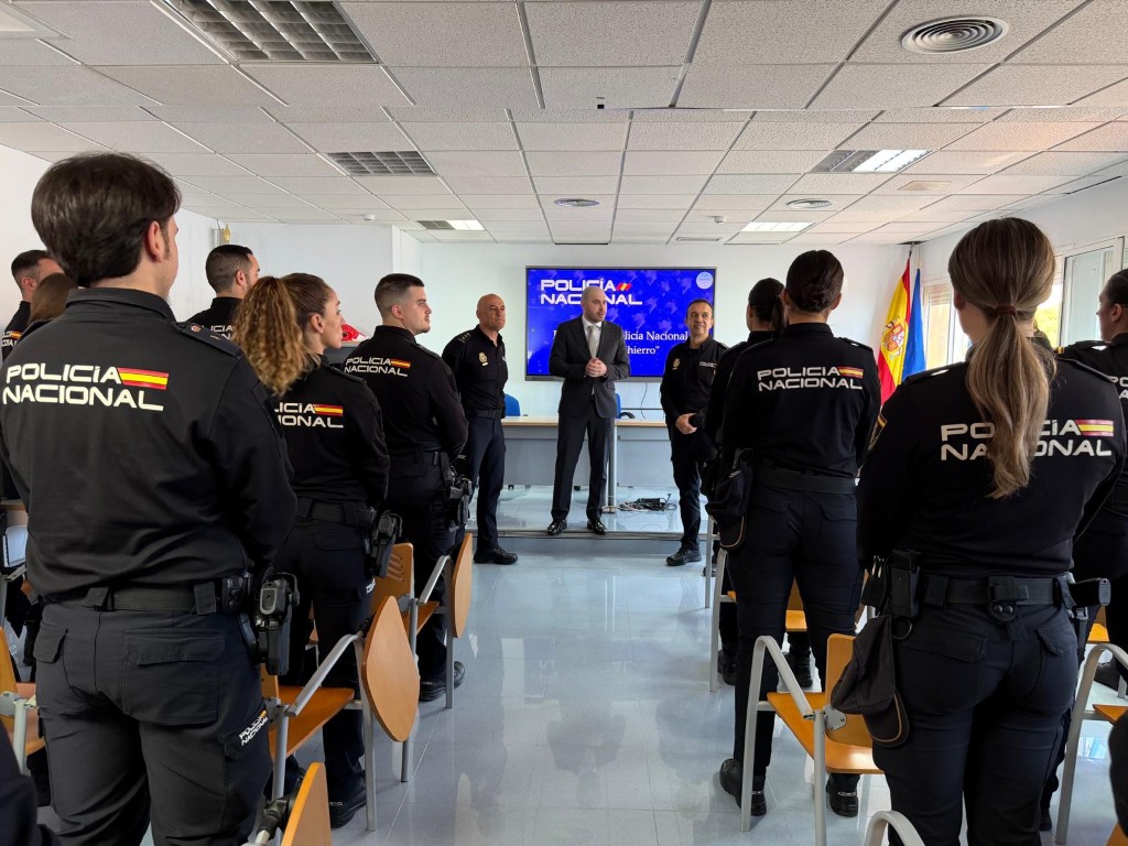 El delegado del Gobierno despide a los 40 policías nacionales que completaron sus prácticas en Ceuta