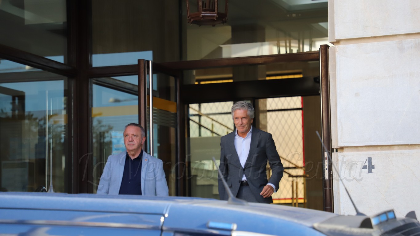 Marlaska a su salida de Delegación, increpado por multitud de ceutíes