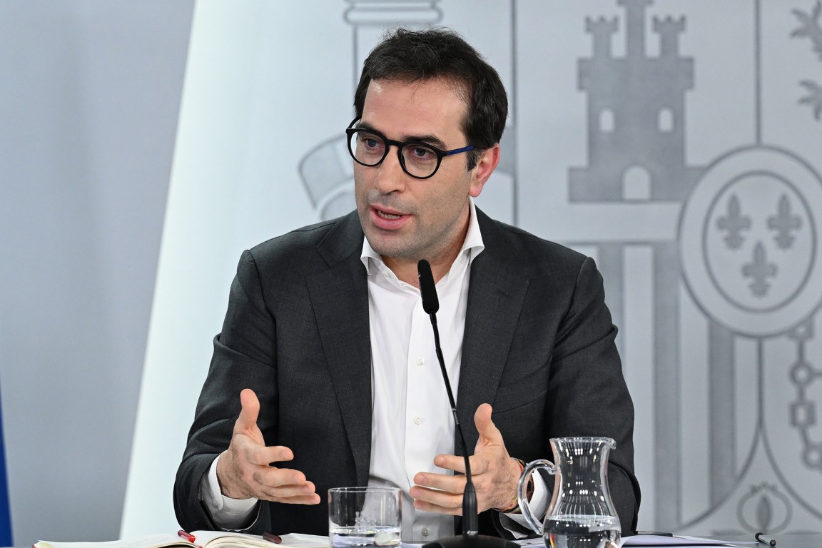 Carlos Cuerpo viajará a Ceuta la próxima semana para abordar el apoyo económico tras la crisis