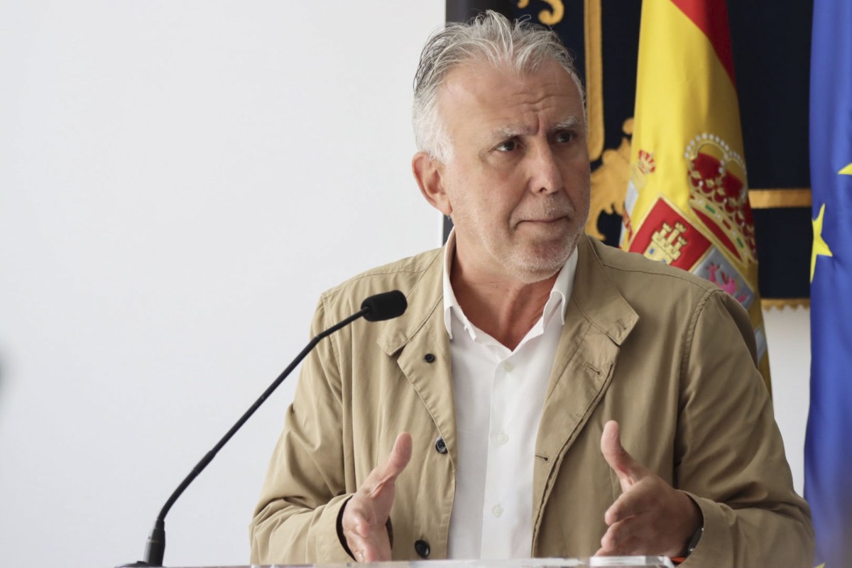 El ministro Ángel Torres dice que se puede conseguir que el 15 de octubre ya no haya inmigrantes en las playas