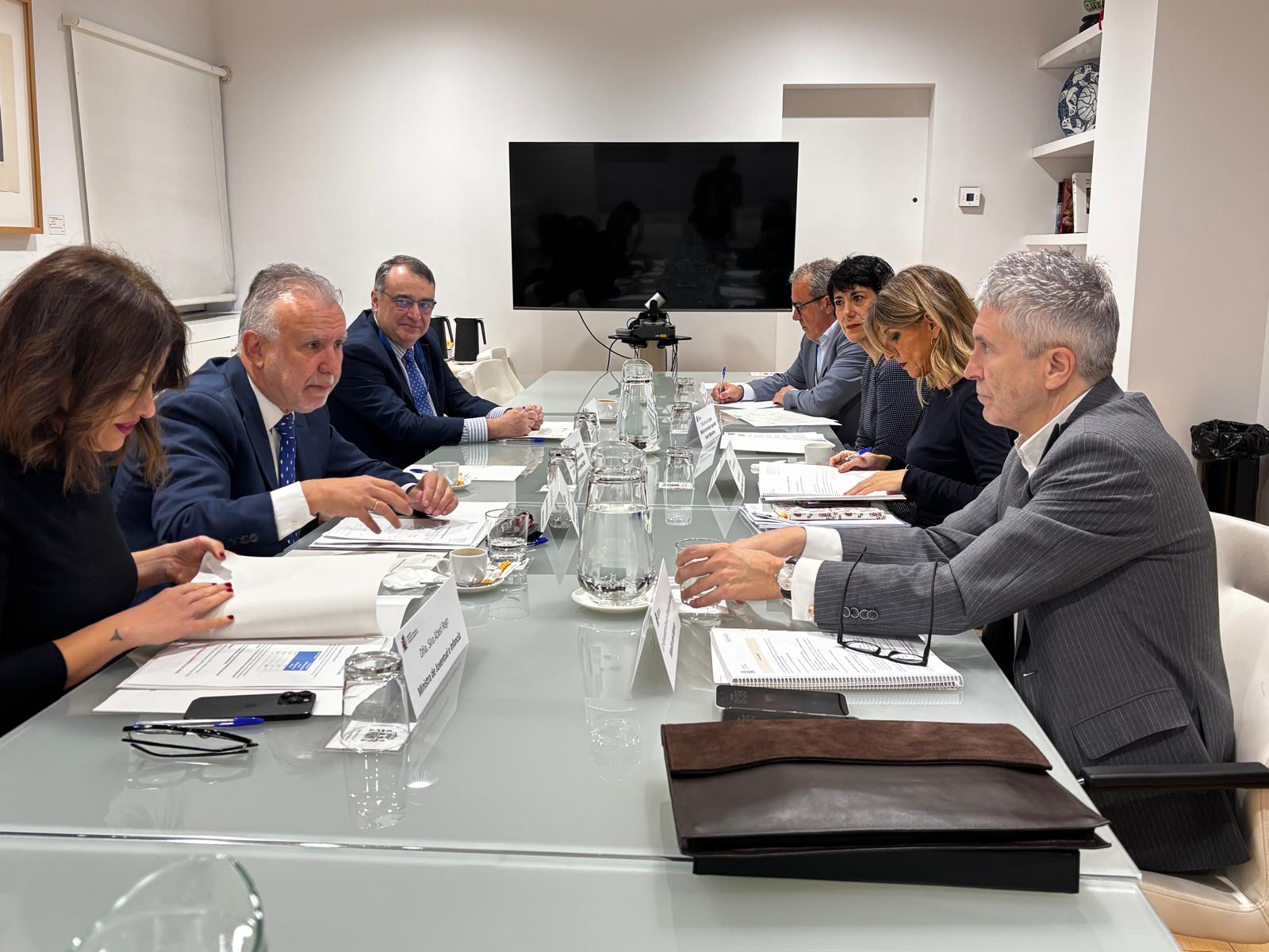Madrid acusa al Gobierno de separar a hermanos en el traslado de MENAS