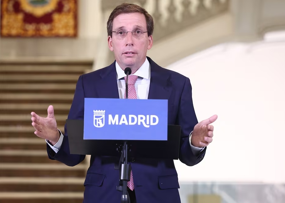 Almeida dice que Sánchez va a pasar de “galgo de Paiporta” a “fantasma de Ceuta”