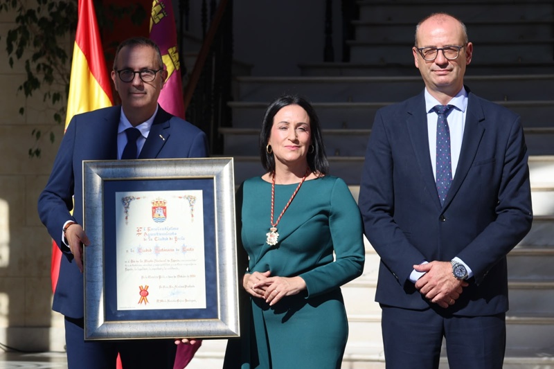 Yecla homenajea a Ceuta por su "fortaleza, serenidad y responsabilidad" tras la crisis fronteriza