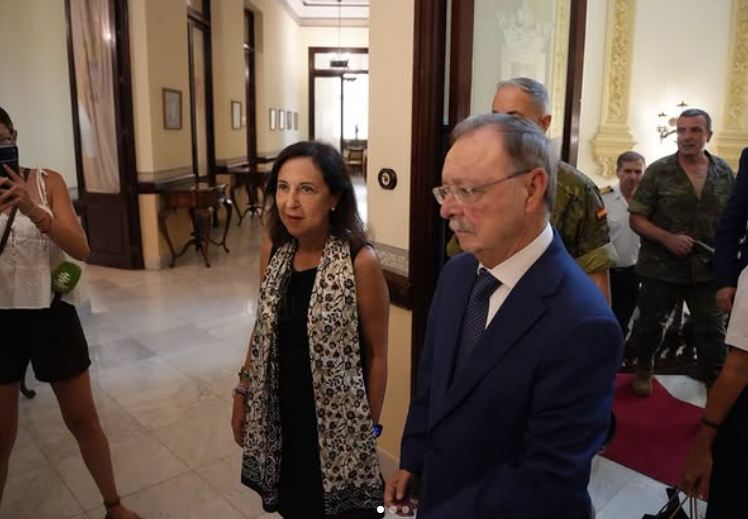 Robles garantiza el respaldo militar a Ceuta y avisa de que no habrá otra entrada como la del 30 de julio