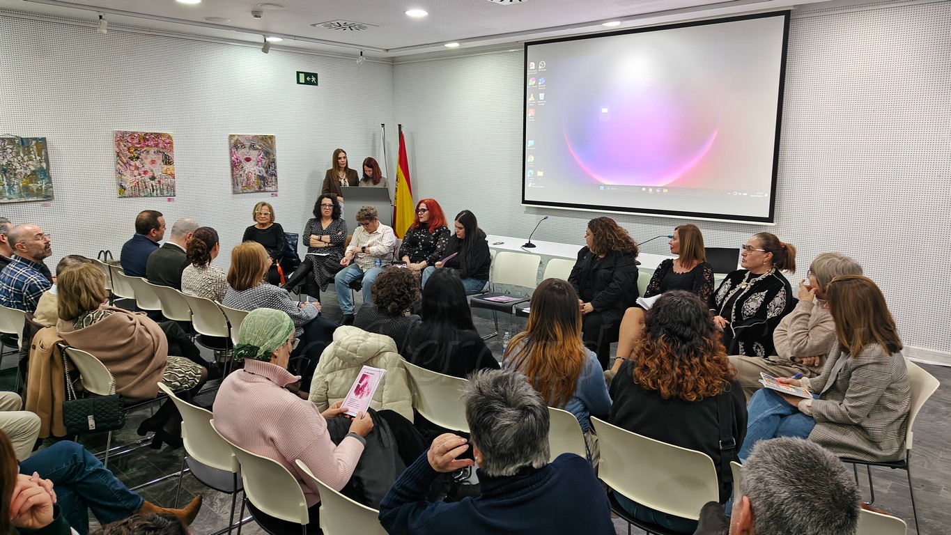 El PSOE defiende la perspectiva feminista en política en un encuentro por el 8M en la Biblioteca Adolfo Suárez