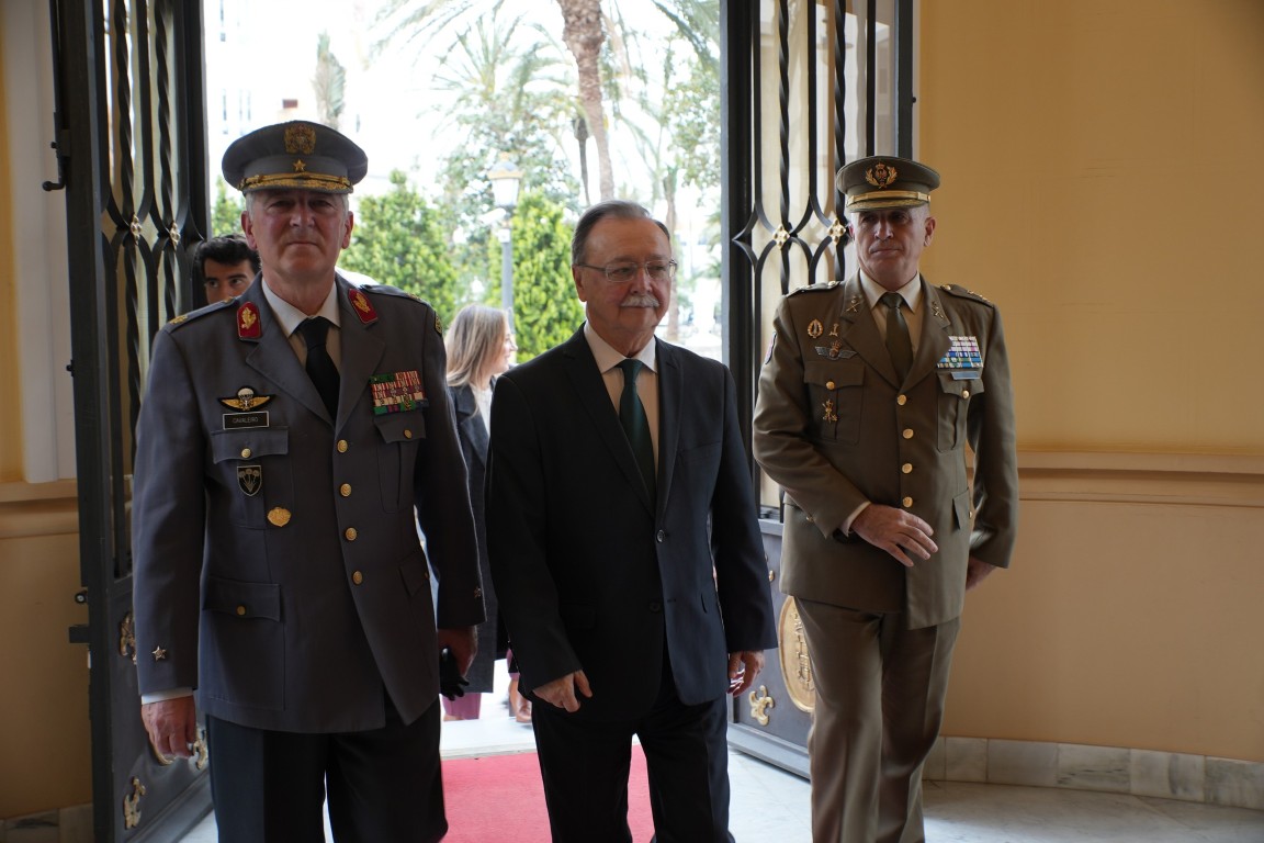 Recepcion Vivas Marcos Llago y militares portugueses