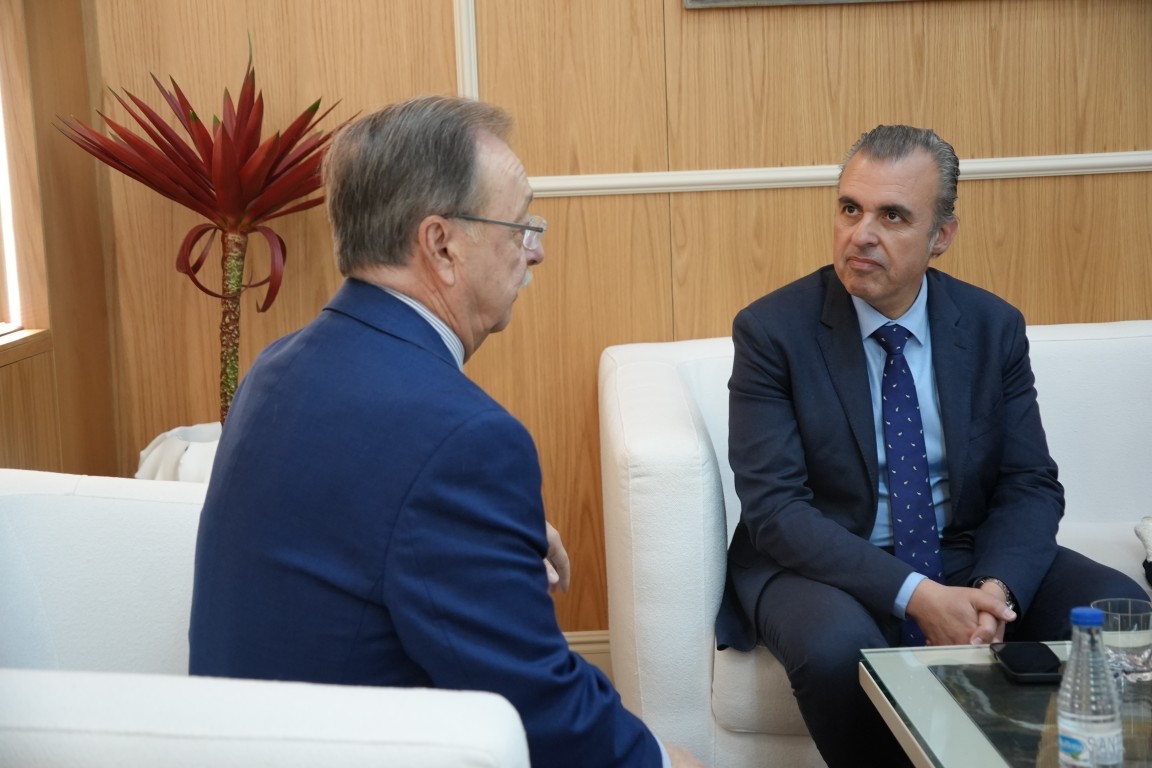 Juan Vivas recibe en su despacho al consejero de Educación de Baleares