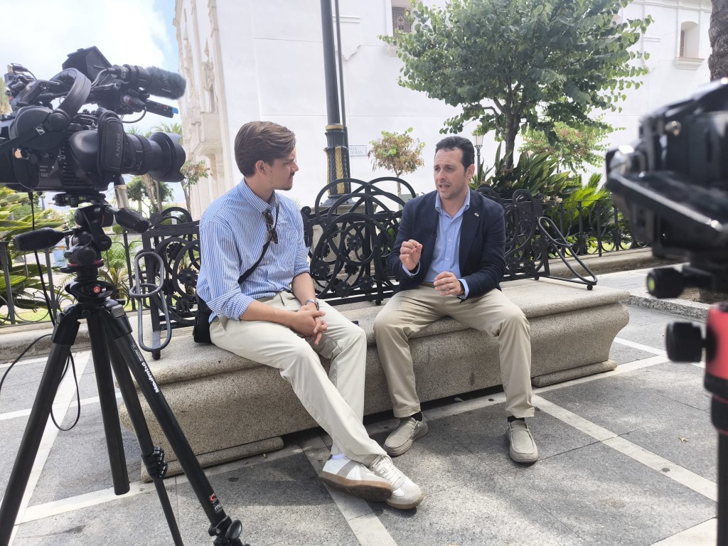 VOX vincula a Sánchez y Vivas con el "efecto llamada" en una entrevista a un medio alemán