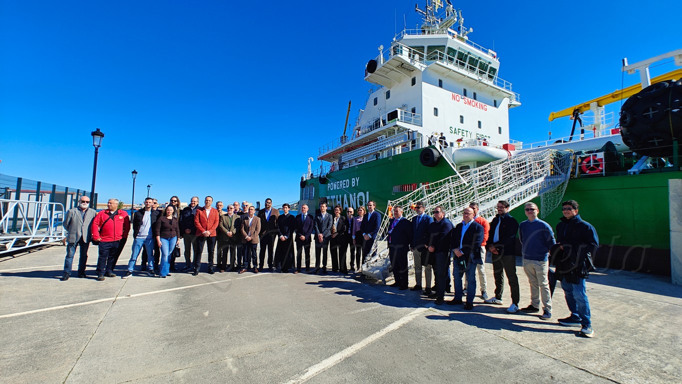 El puerto de Ceuta incorpora la gabarra “Maya Cosulich” para reforzar el suministro de combustible y avanzar en la descarbonización