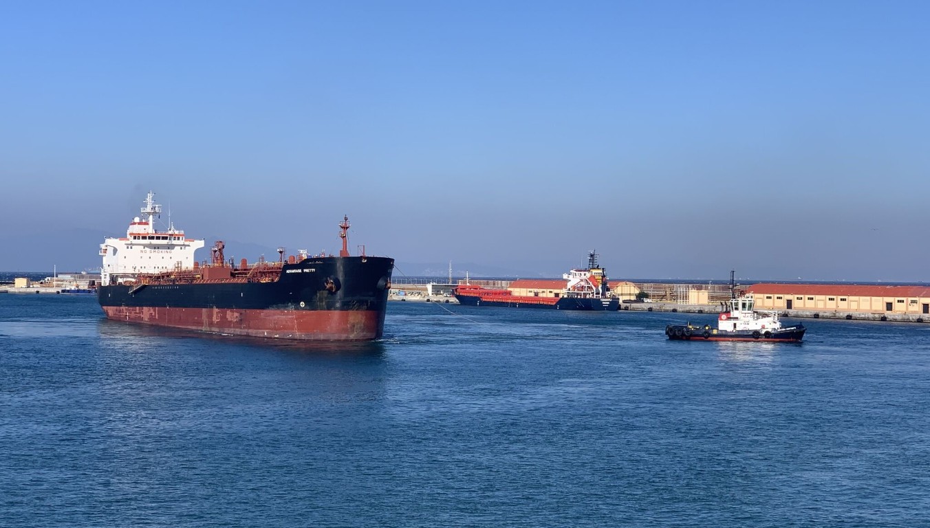 El puerto de Ceuta amplía su oferta de servicios a buques al acoger su primera operación de limpieza de casco