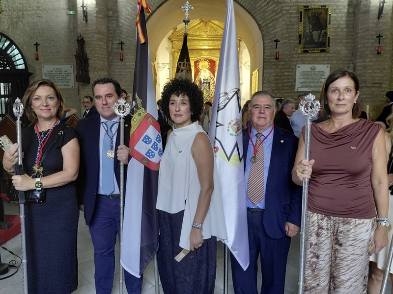 La enfermería ceutí recibe un emotivo homenaje en Sevilla junto a la Esperanza Divina Enfermera