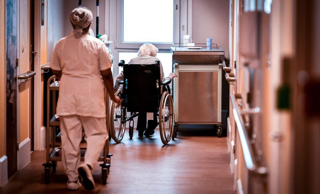 Los mayores ingresados en residencias, víctimas de la falta de enfermeras en España