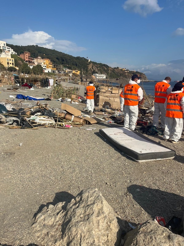 La playa del Trampolín comienza a recuperar su imagen tras semanas de ocupación