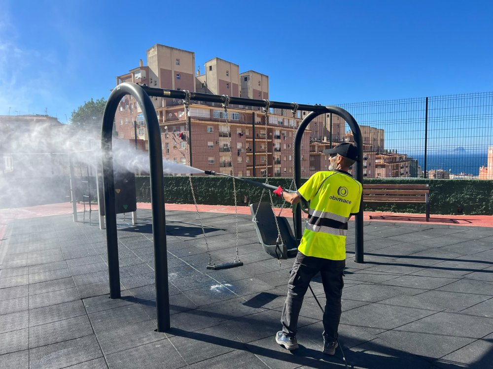 Obimace intensifica la limpieza y desinfección de parques infantiles y zonas deportivas con un plan especial de choque
