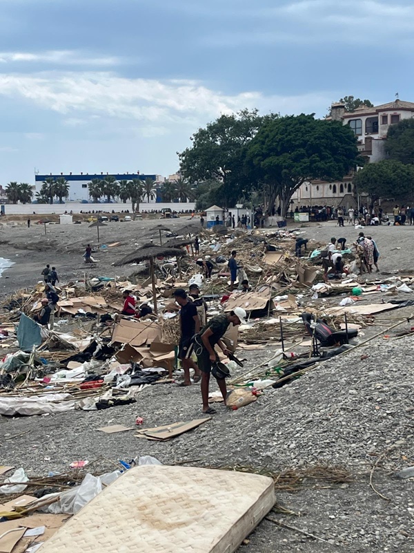 El regreso de decenas de personas obliga a paralizar la limpieza de la playa del Trampolín