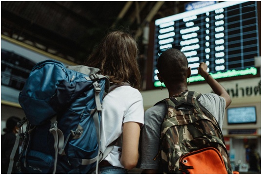 Viajar con presupuesto justo: trucos y destinos para ahorrarse dinero 