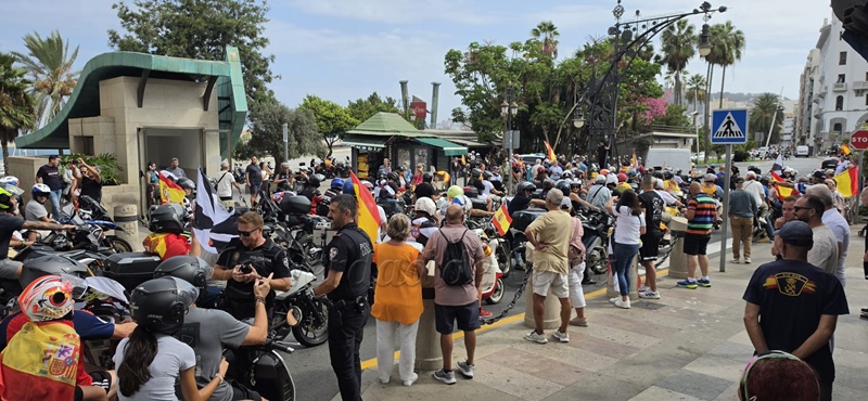 Ceuta convierte la carretera del Tarajal en una multitudinaria protesta por la seguridad de la ciudad