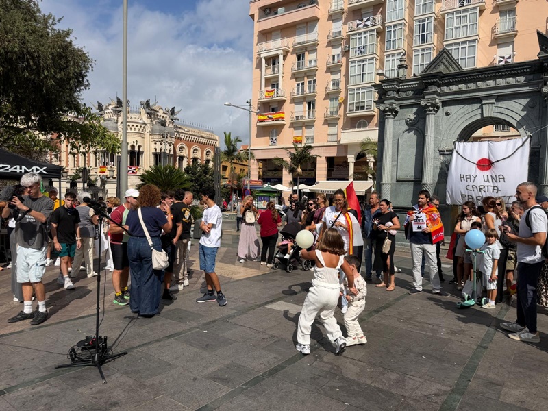 La protesta ciudadana se planta ante la Delegación para exigir soluciones a la crisis de Ceuta