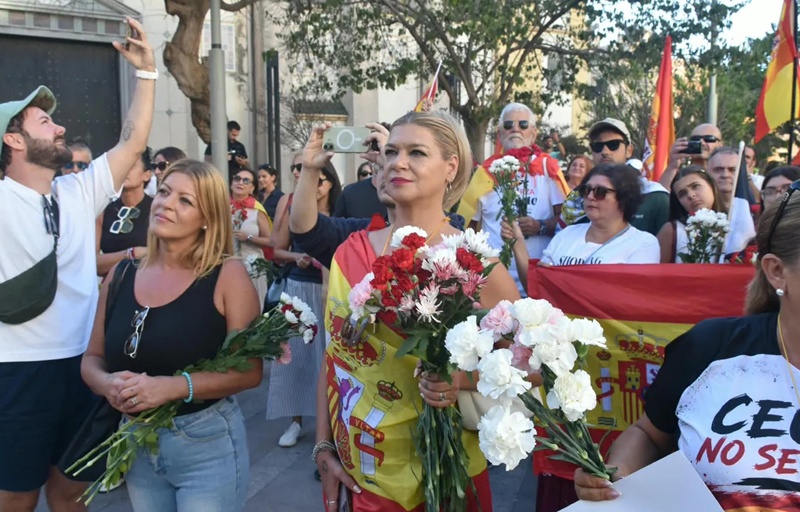 Ceuta vuelve a llenar las calles para exigir respuestas: banderas, claveles y un grito unánime ante la Delegación