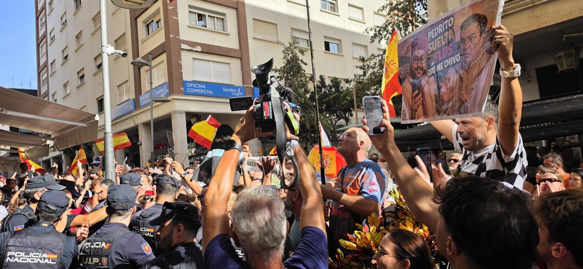 Cientos de ceutíes marchan contra el posible uso del Fiscer y otros espacios para alojar migrantes