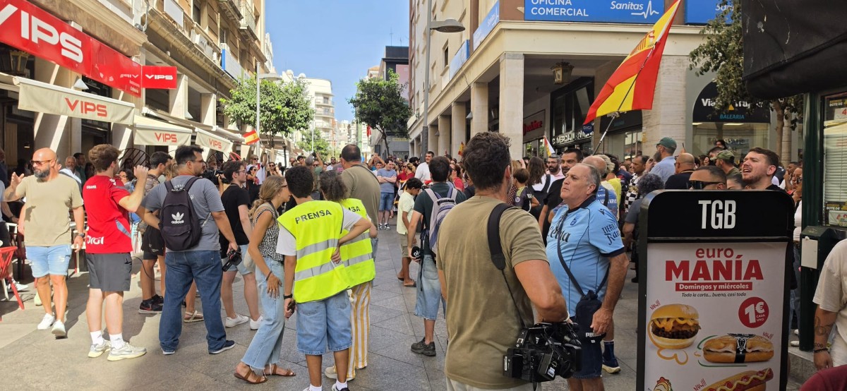 El Colegio de Médicos reclama respeto para los periodistas: «Nada justifica la violencia»