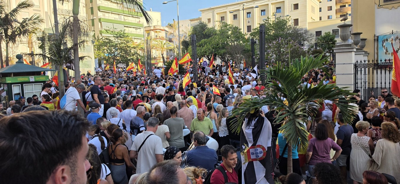 Miles de ceutíes vuelven a la calle y exigen expulsiones y dimisiones