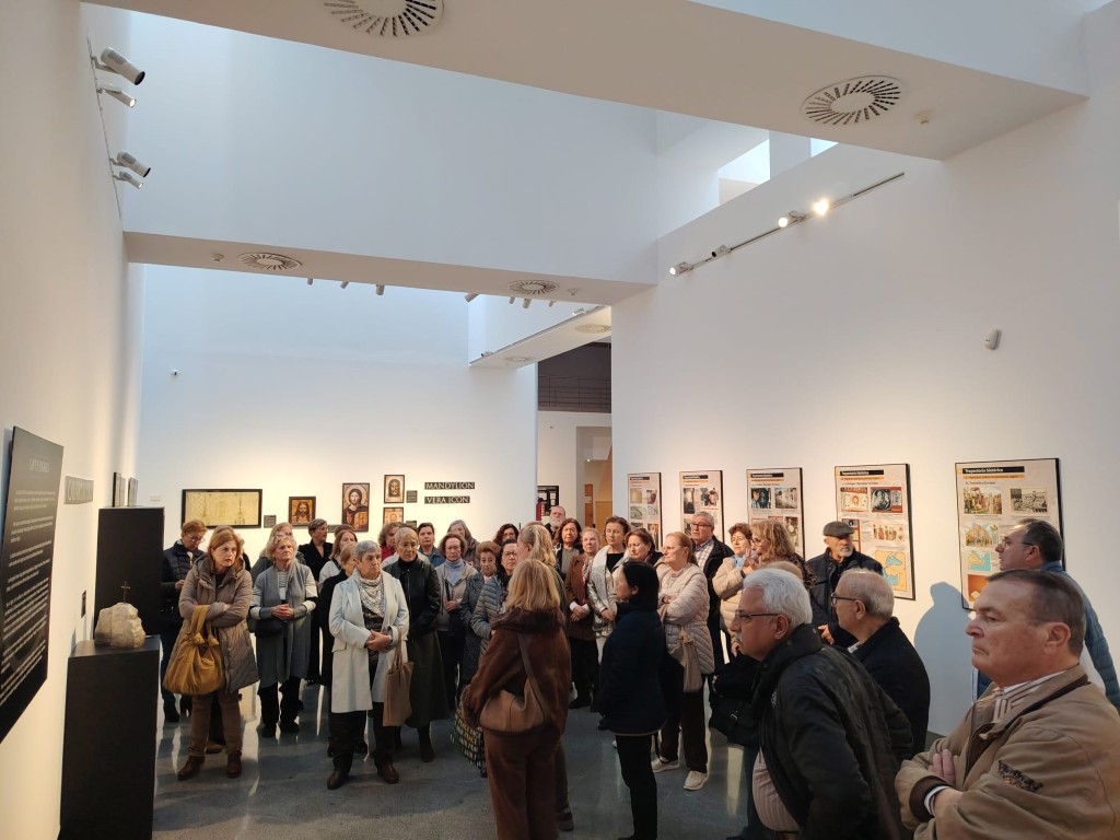 Más de 50 usuarios del Centro del Mayor disfrutan de una visita a la exposición “El hombre de la Sábana Santa”
