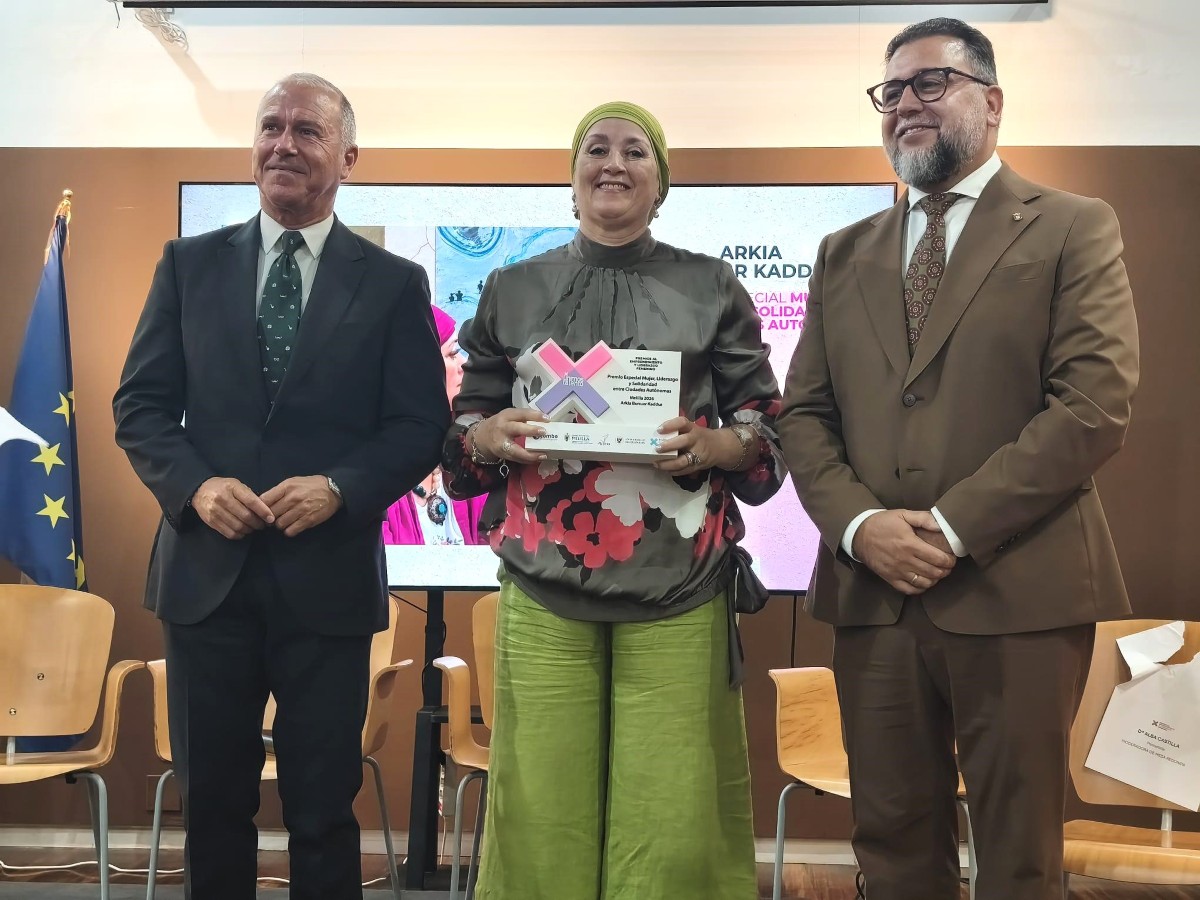 Arkia Bunuar recibe en Melilla el Premio Especial Mujer, Liderazgo y Solidaridad entre Ciudades Autónomas