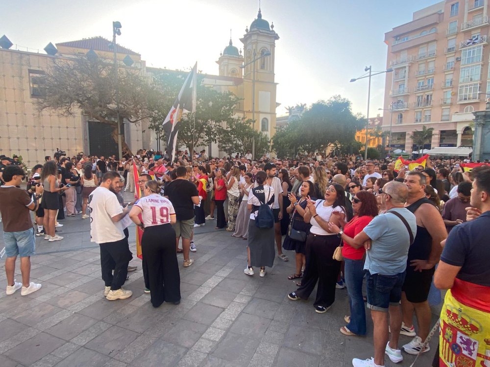 Ceuta vuelve a salir a la calle para reivindicar la unidad de la ciudad en una jornada marcada por la tensión