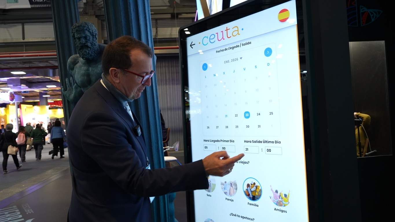 Ceuta presenta en FITUR un tótem interactivo de última generación equipado con IA