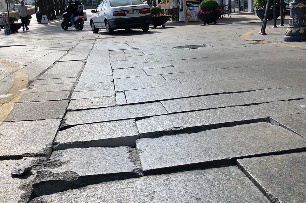 Baldosa paseo las palmeras mal estado ciudadanos16 05 18