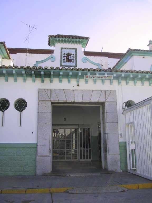 El Gobierno está dispuesto a promover la recuperación del solar para cederlo al Ministerio de Educación para construir un centro educativo.