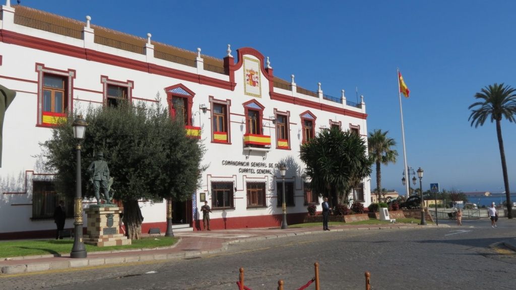 Margarita Robles visita la Comandancia General de Ceuta y pone en valor el trabajo de los artilleros