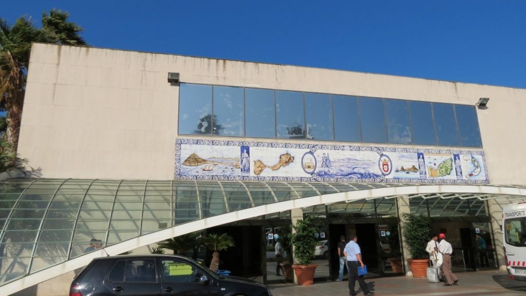 Unos inmigrantes apedrean a los empleados de una naviera