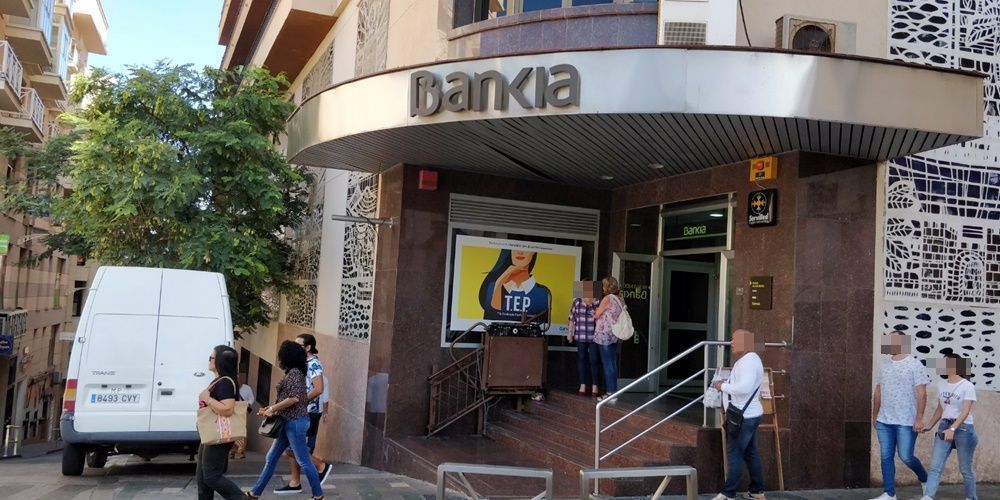 Estiman fusión Caixabank y Bankia beneficiará al capital