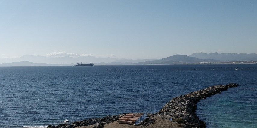 Buques mercantes fondean en la bahía sur, muy cerca de las playas de Ceuta