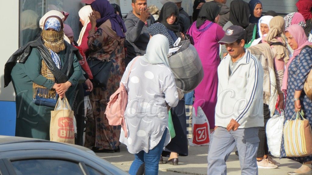 APDHA denuncia el abandono de miles de mujeres porteadoras tras el cierre del porteo