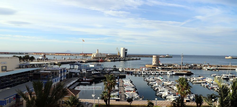 24 inmigrantes roban un yate en el Puerto Deportivo 