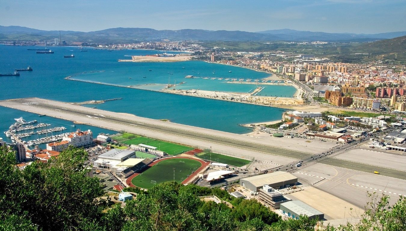 Cierra el aeropuerto de Gibraltar por daños en la pista producidos por el temporal